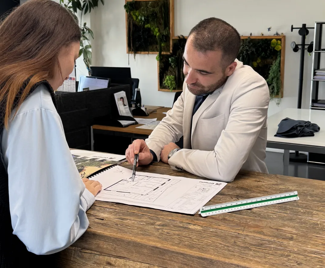 Showroom Numaa : découverte des matières et des ambiances, immersion digitale dans le futur logement et accompagnement sur-mesure du financement au suivi après livraison. Showroom Numaa : découverte des matières et des ambiances, immersion digitale dans le futur logement et accompagnement sur-mesure du financement au suivi après livraison.
